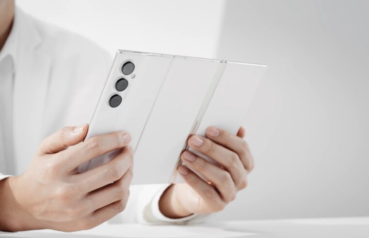 Marca chinesa Tecno apresenta conceito de smartphone que dobra três vezes