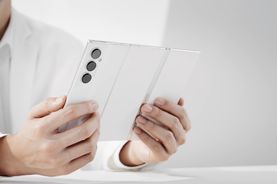 Marca chinesa Tecno apresenta conceito de smartphone que dobra três vezes