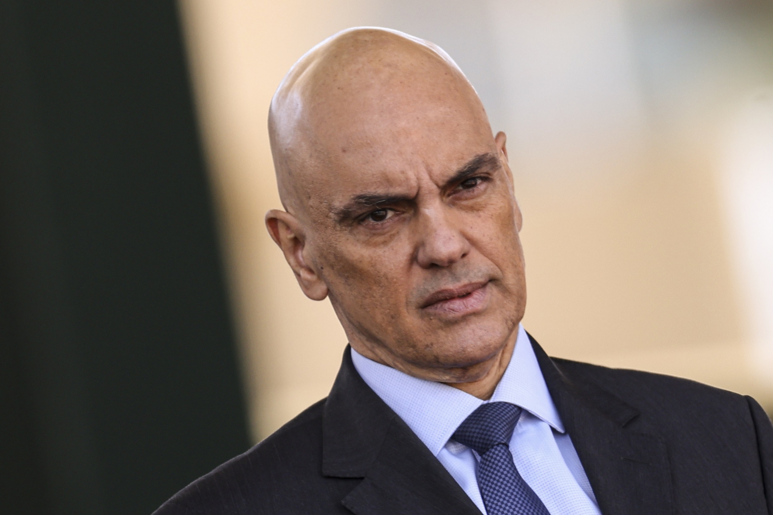 Alexandre de Moraes vai multar quem usar VPN para entrar no X e manda excluir apps de lojas