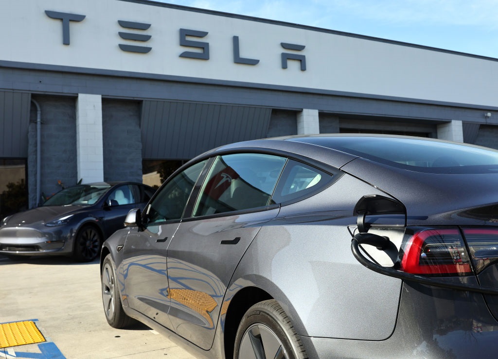 Polícia dos EUA está guinchando Teslas estacionados; veja o motivo