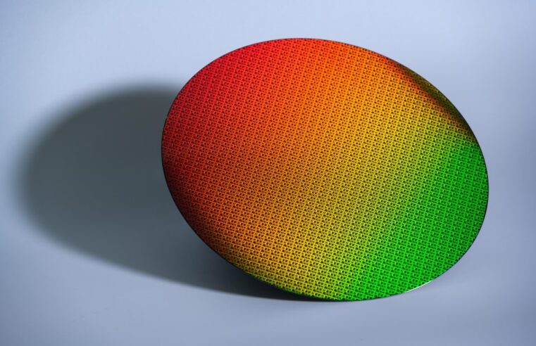 Intel mudará fabricação de CPUs Arrow Lake para cortar custos; entenda