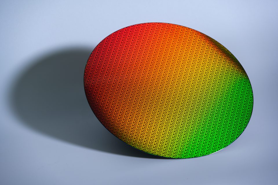 Intel mudará fabricação de CPUs Arrow Lake para cortar custos; entenda