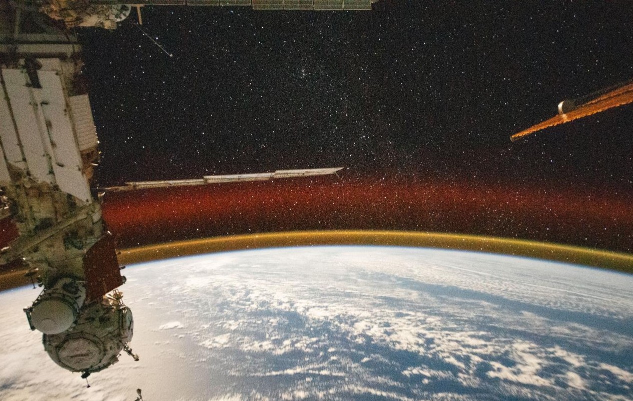 Por que a Terra brilha quando vista do espaço? A ciência responde!