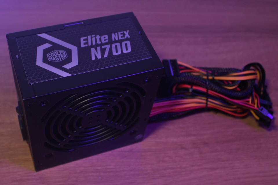 Cooler Master Elite Nex N700: uma boa e barata fonte de 700W (Review)