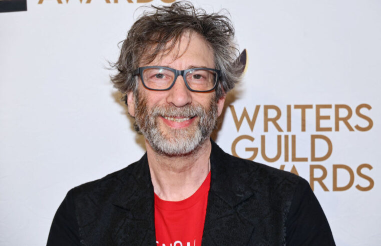 Após acusações de assédio, filme de Neil Gaiman é pausado pela Disney; entenda o caso