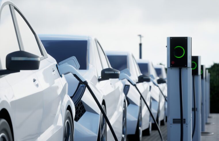 Vendas de híbridos e elétricos passarão carros a combustão até 2030 no Brasil , diz associação