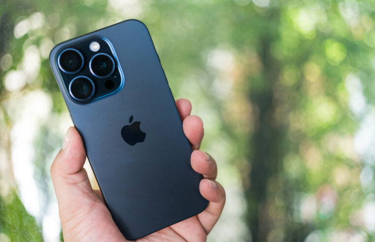 Apple reduz preços de iPhones antigos e descontinua três modelos