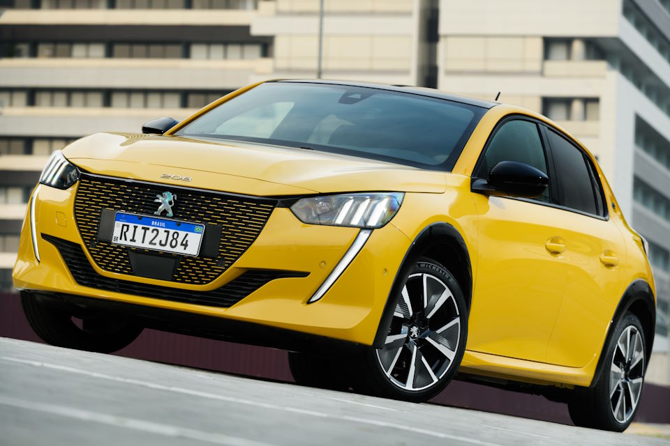 Oficial: Peugeot deixa de comercializar o hatch elétrico e-208 no Brasil