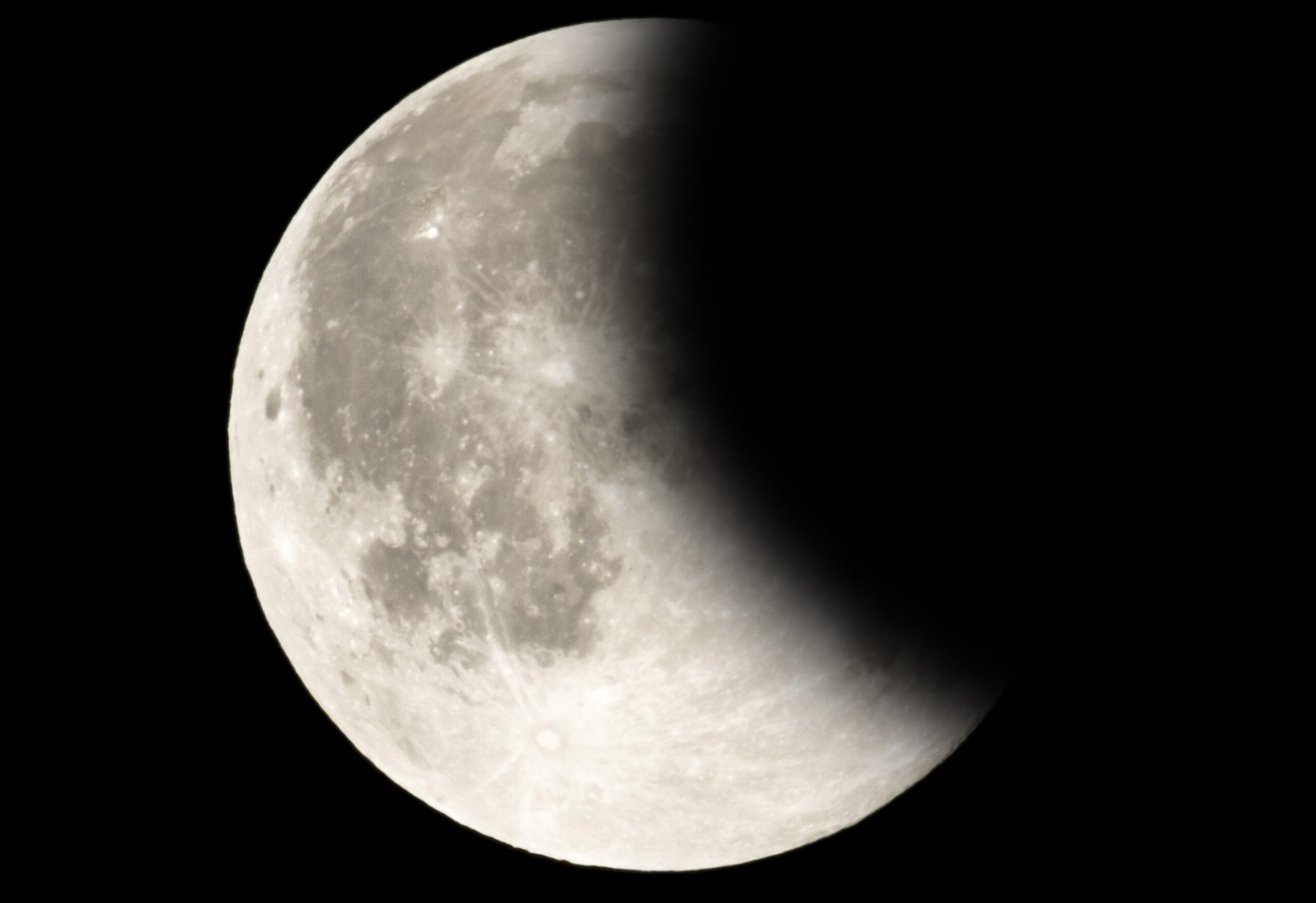 Eclipse lunar parcial ocorrerá nesta terça (17); saiba como observar o fenômeno
