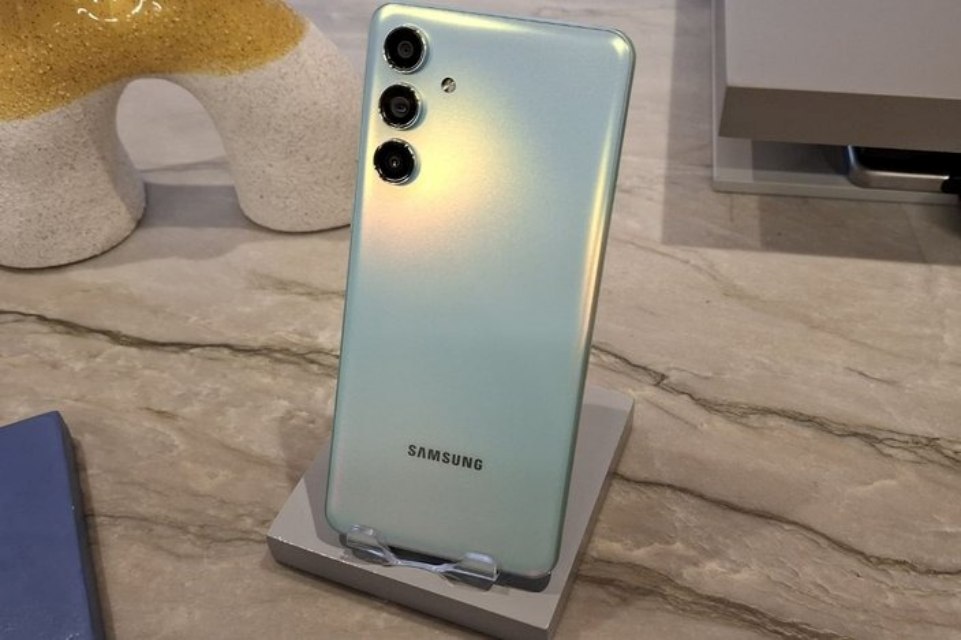 Galaxy M55s deve ser lançado com hardware igual e visual diferente