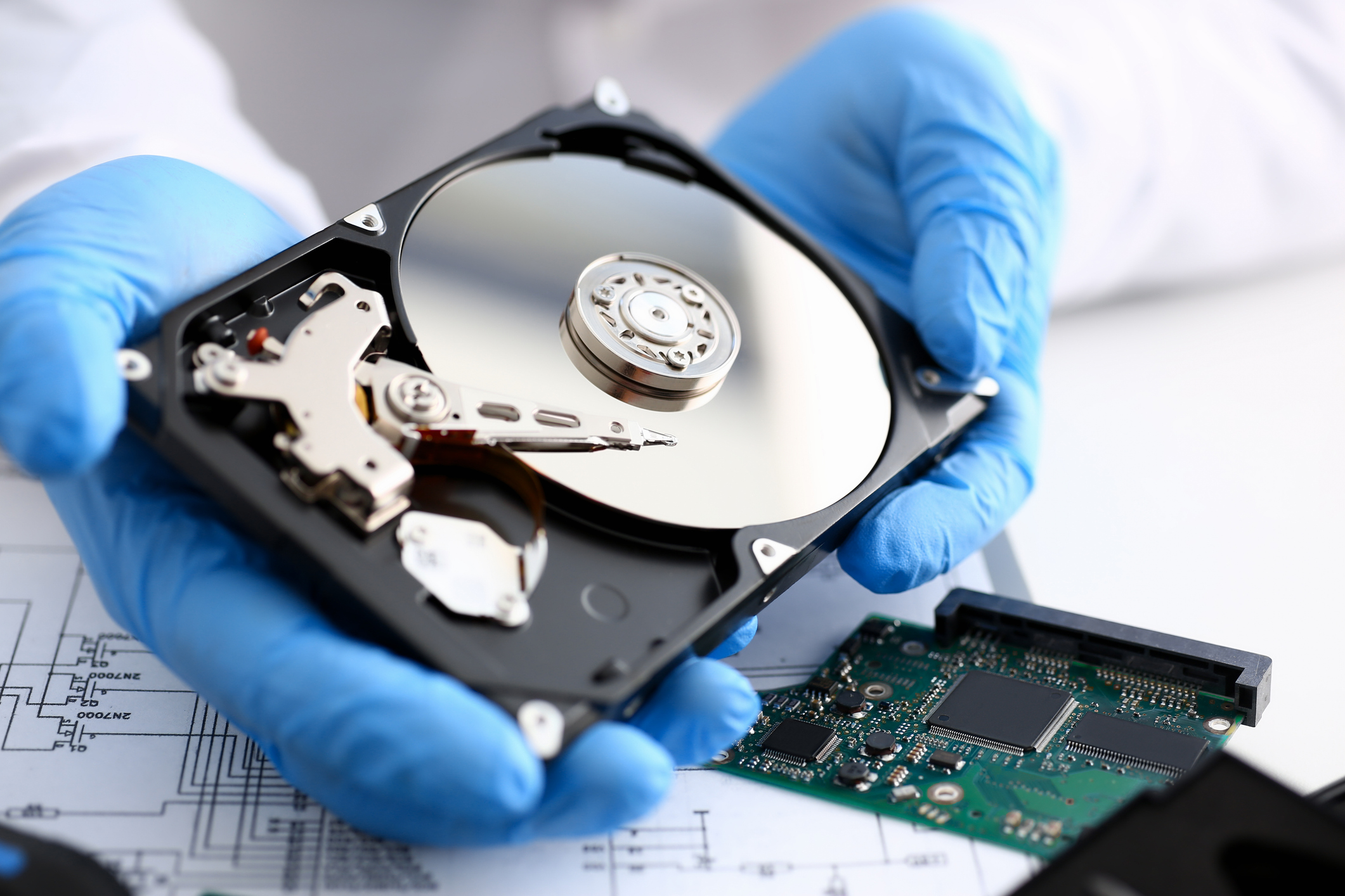 Microsoft usa robôs com IA para desmontar e destruir HDs de data centers