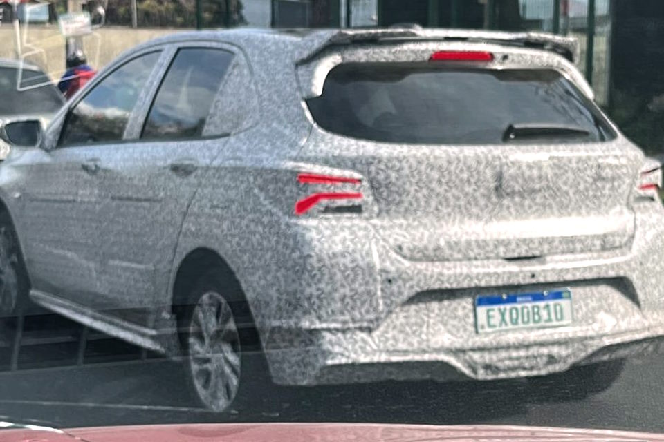 Chevrolet Onix reestilizado para 2025 começa a aparecer camuflado nas ruas