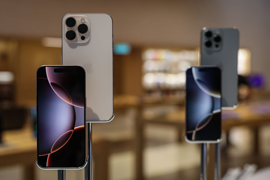Brasileiro precisa de 68,6 dias de trabalho para comprar um iPhone 16 Pro