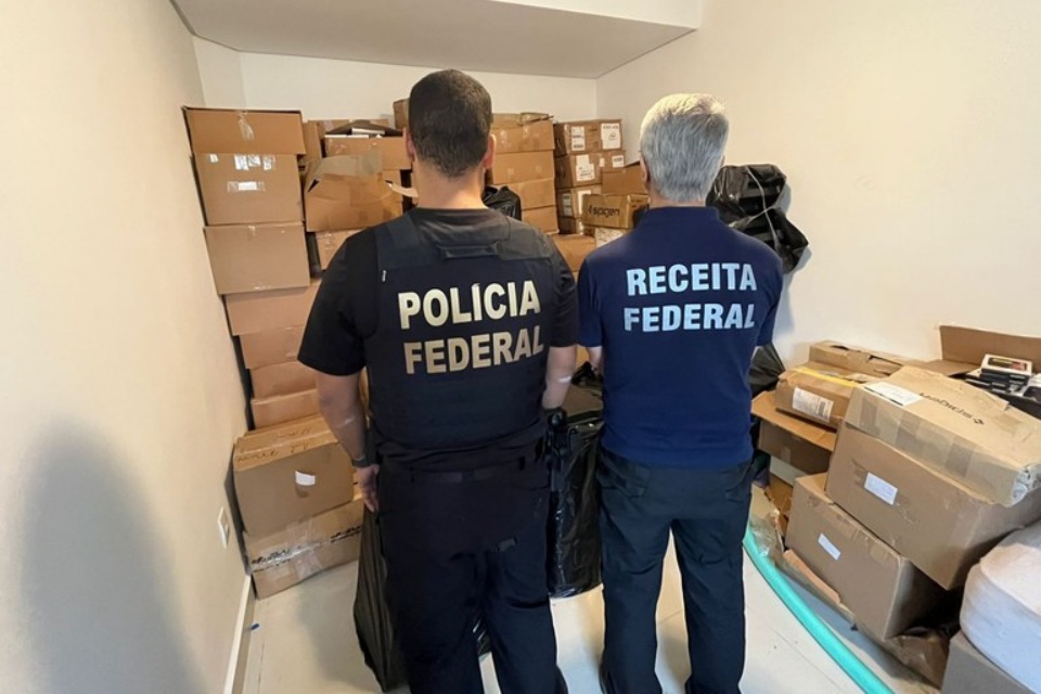 PF e Receita realizam operação contra importação irregular de smartphones