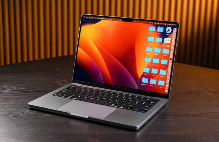 MacBook Pro com chip M4 surge em vídeo, e unidades aparecem à venda antes da estreia