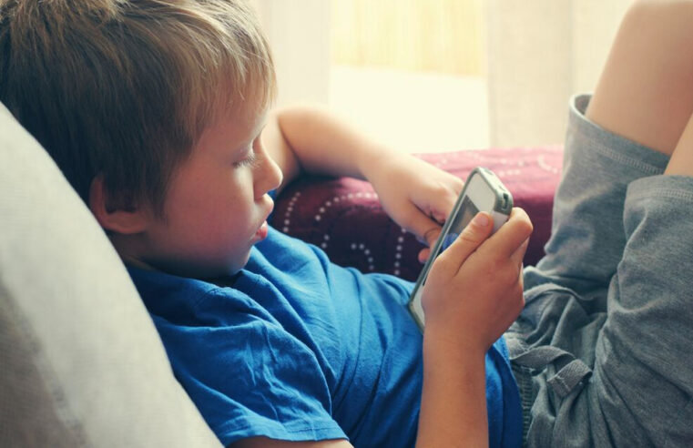 Por que as crianças não devem ter smartphones e tablets antes dos 12 anos?