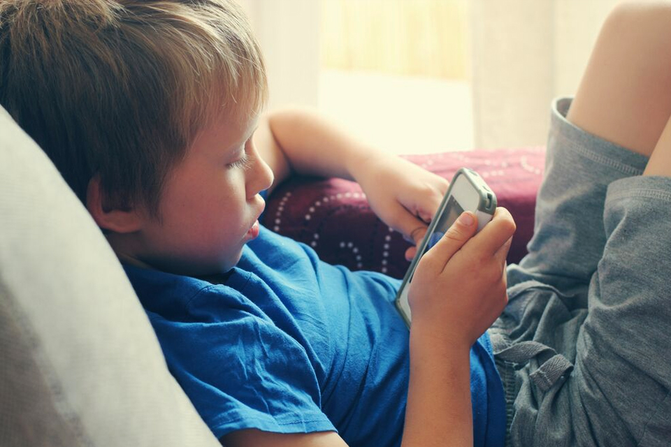 Por que as crianças não devem ter smartphones e tablets antes dos 12 anos?