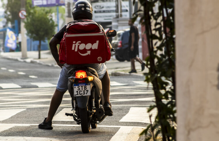 iFood testa IA de voz para motoristas e clientes utilizando tecnologia da OpenAI