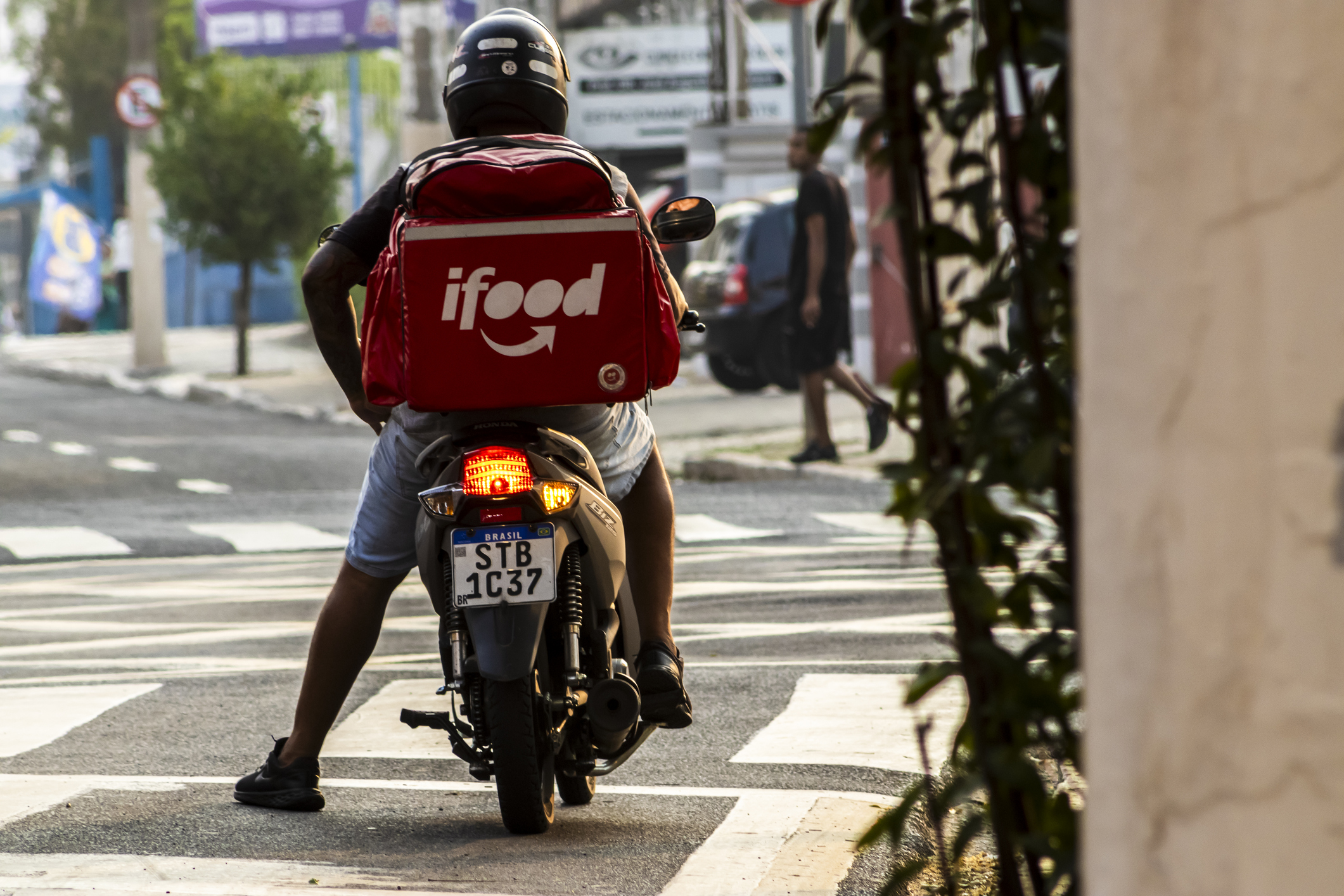iFood testa IA de voz para motoristas e clientes utilizando tecnologia da OpenAI