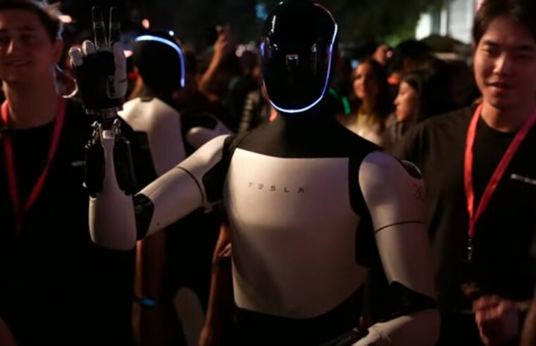 Robôs Optimus foram controlados parcialmente por humanos em evento da Tesla