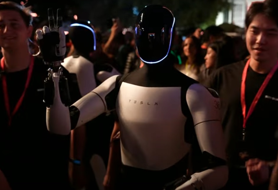 Robôs Optimus foram controlados parcialmente por humanos em evento da Tesla