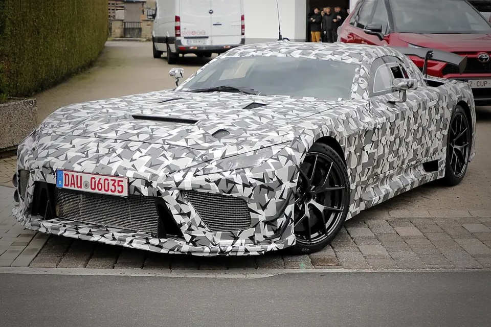 Novo supercarro da Lexus começa a aparecer camuflado em testes de rua