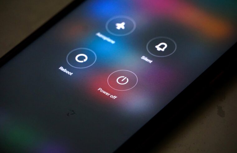 Já reiniciou seu celular hoje? Ação pode evitar roubo de dados, segundo NSA