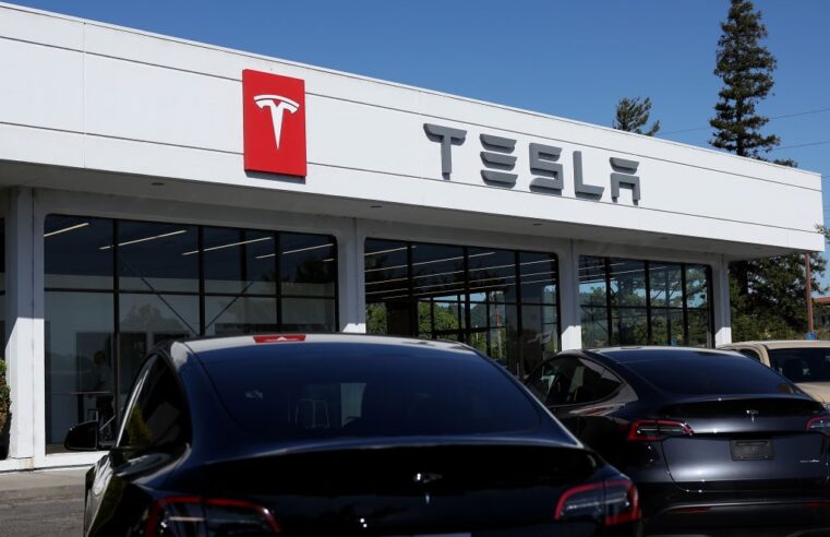 Ações da Tesla aceleram e crescem 22% em melhor desempenho da década; veja o motivo