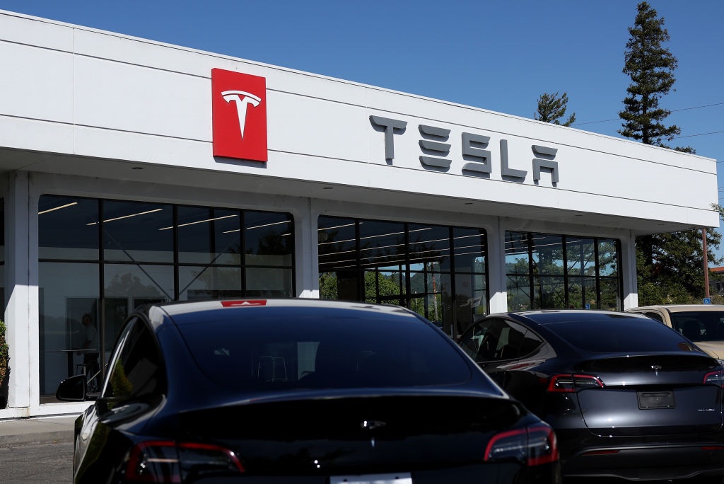 Ações da Tesla aceleram e crescem 22% em melhor desempenho da década; veja o motivo