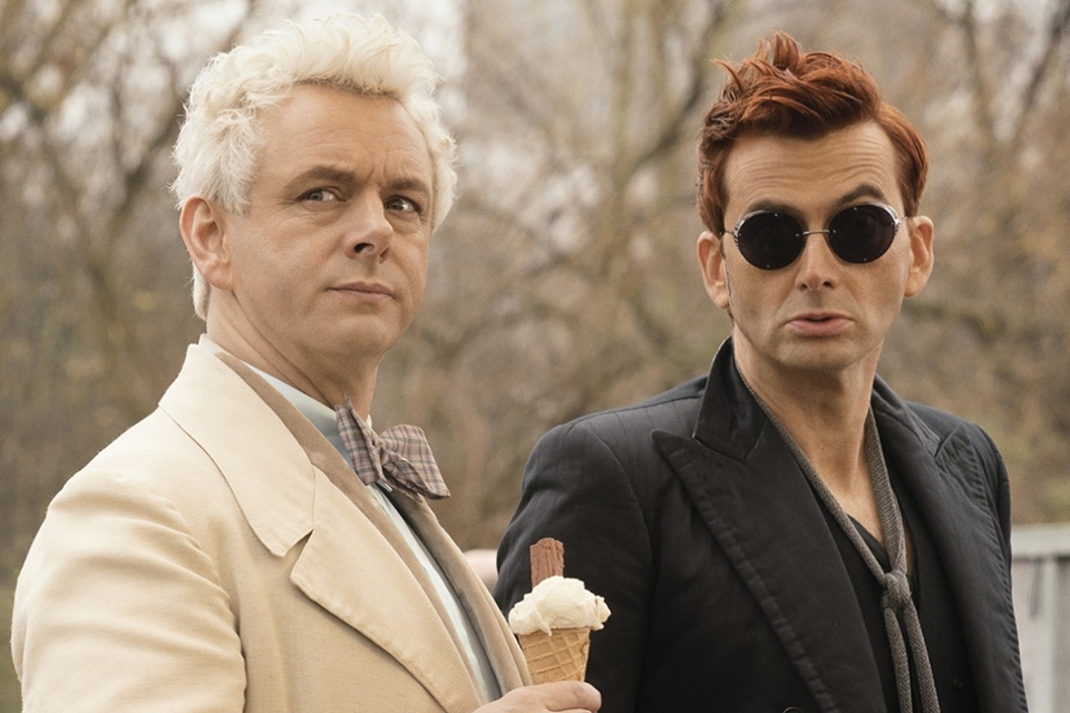 Última temporada de Good Omens terá apenas um episódio após polêmica de Neil Gaiman