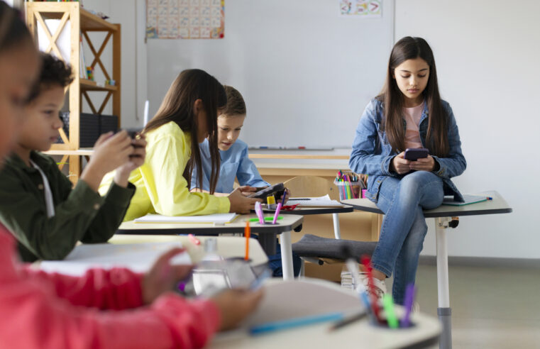 PL que proíbe o uso do celular no ambiente escolar avança na Câmara