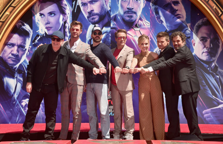 Elenco de Vingadores se reúne para apoiar Kamala Harris à presidência dos EUA