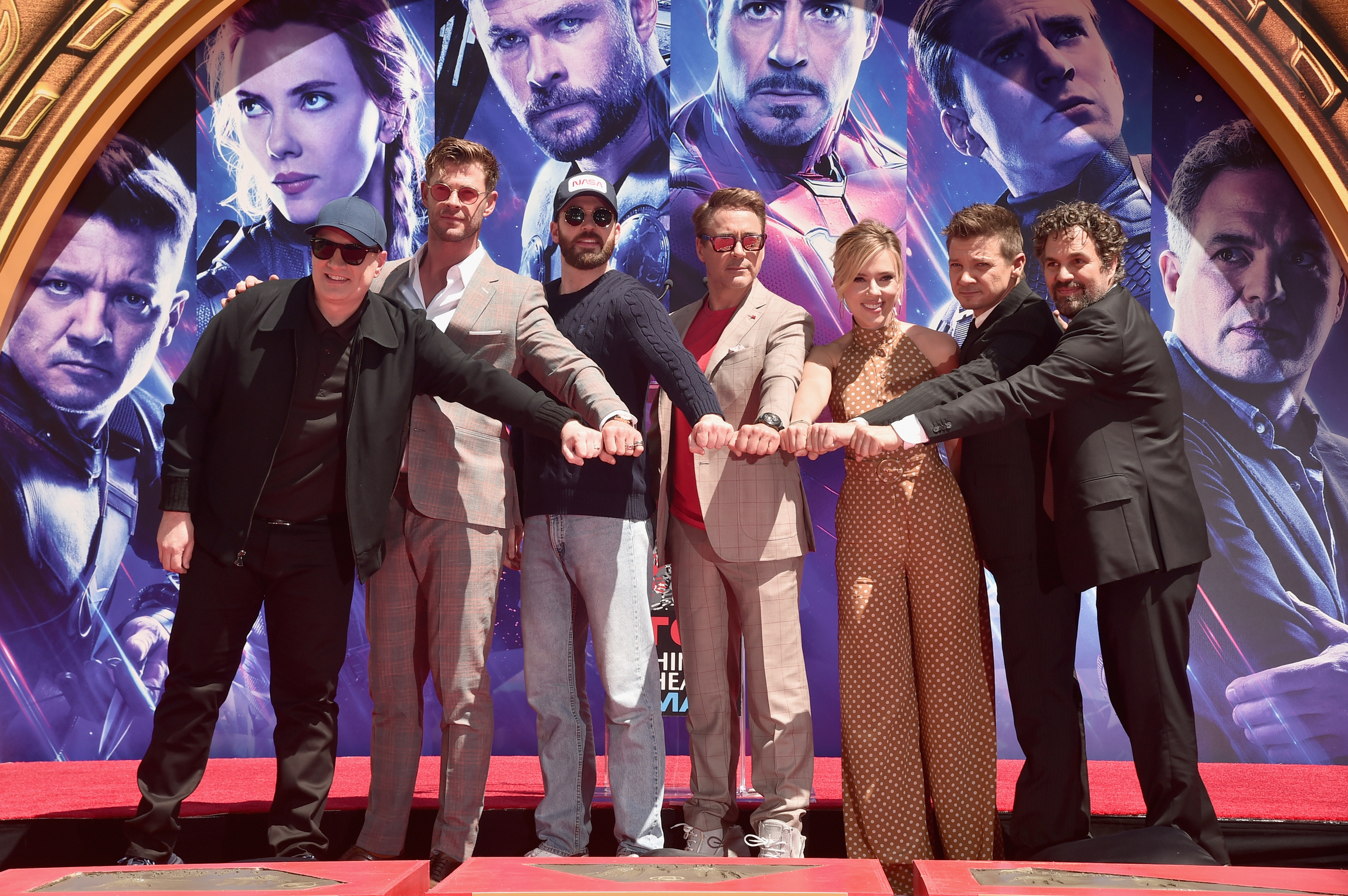 Elenco de Vingadores se reúne para apoiar Kamala Harris à presidência dos EUA