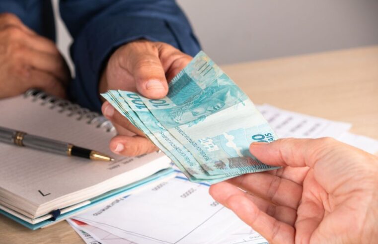 É descontado INSS do 13º salário? Saiba detalhes
