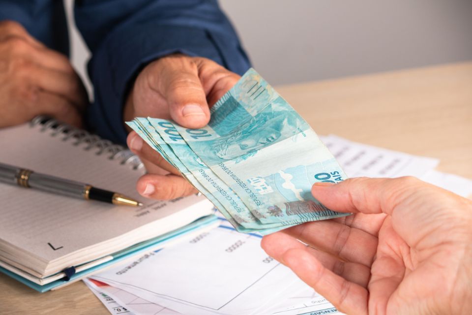É descontado INSS do 13º salário? Saiba detalhes