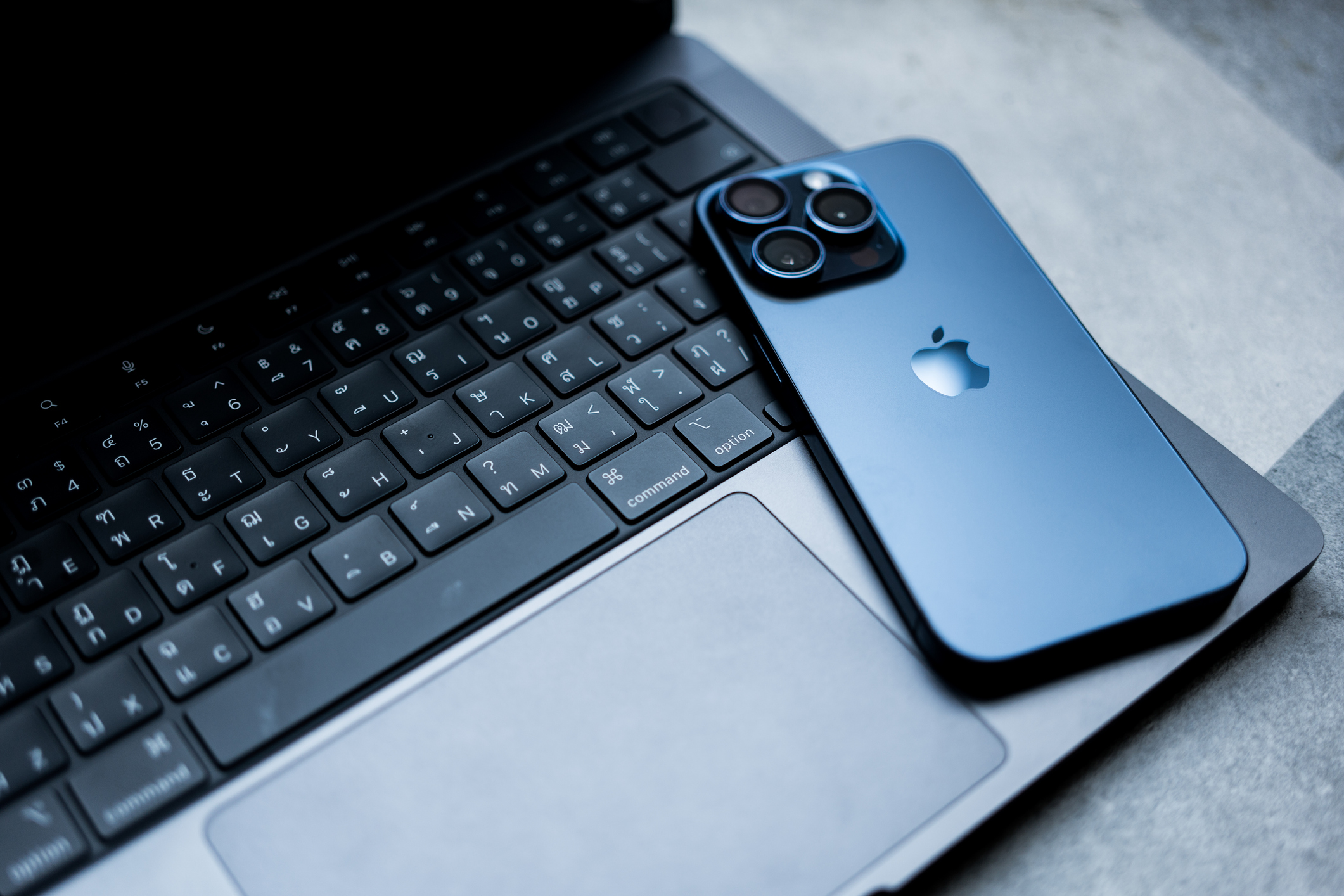 iOS 18.2 ganha opção de compartilhar localização de objetos perdidos no app Buscar