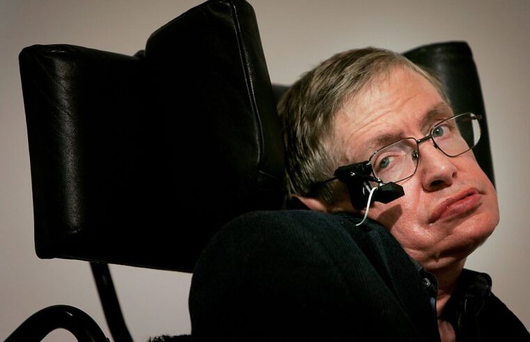 O físico Stephen Hawking realmente ‘previu’ o fim do mundo?