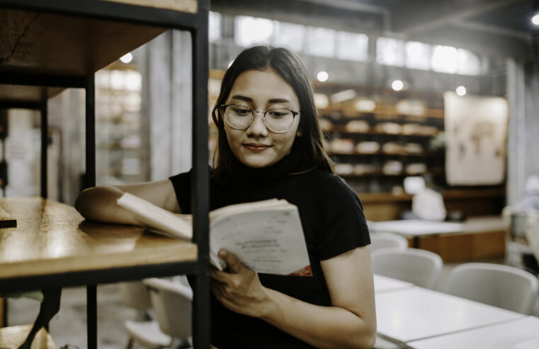 Dona do TikTok abre editora e vai publicar livros físicos em 2025