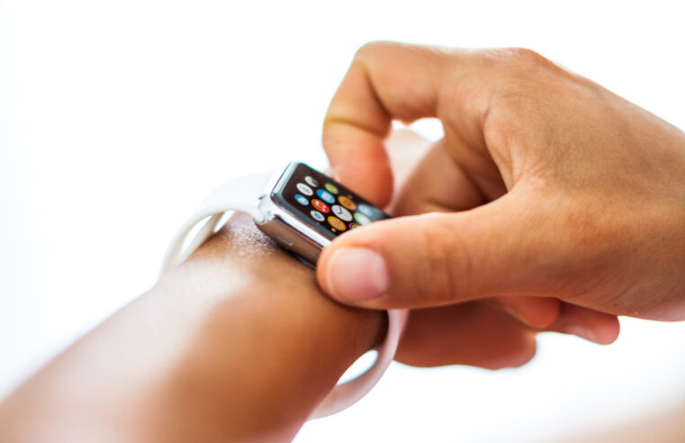 Próximas gerações do Apple Watch podem ter sensores embutidos na pulseira