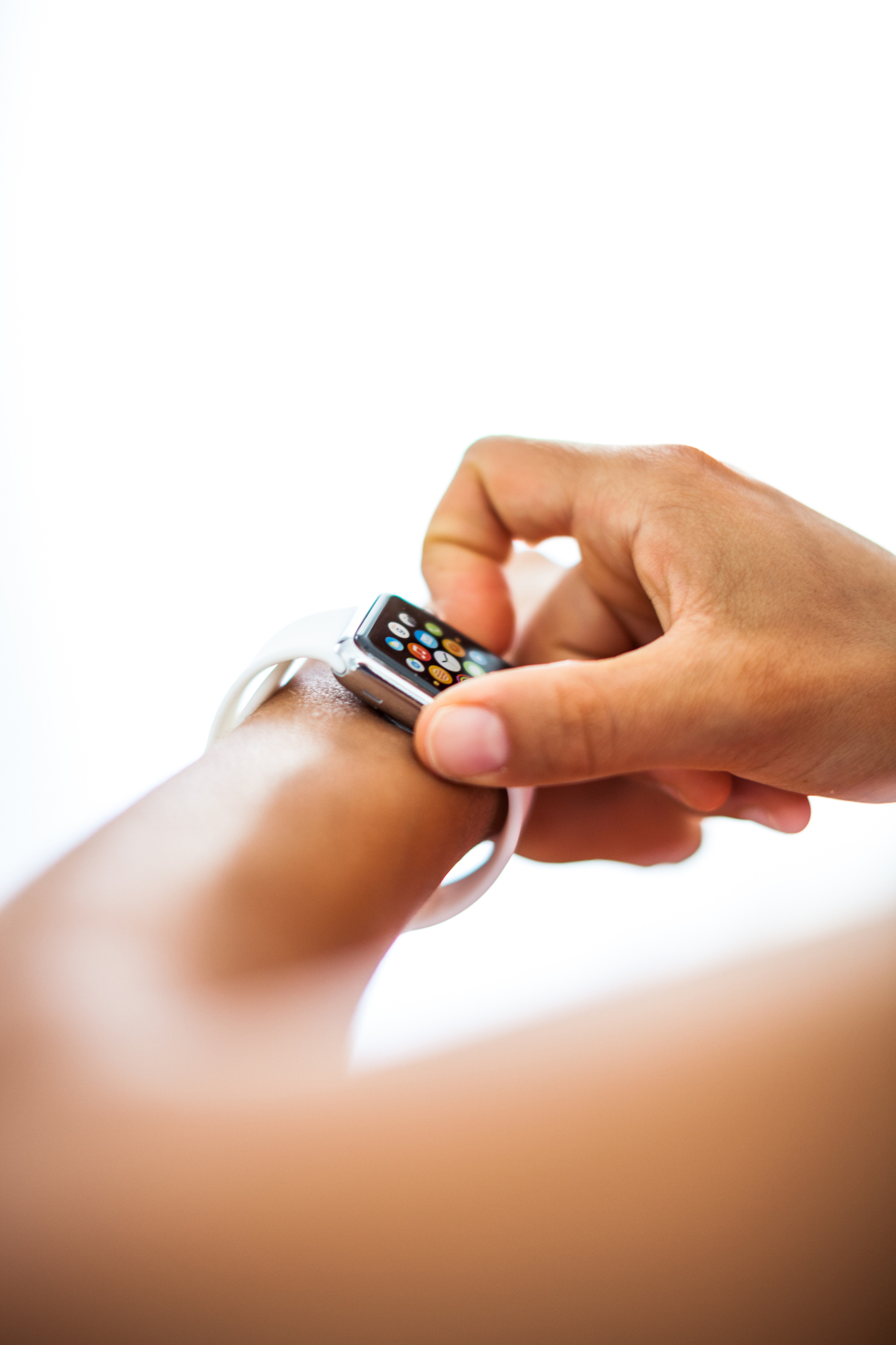 Próximas gerações do Apple Watch podem ter sensores embutidos na pulseira