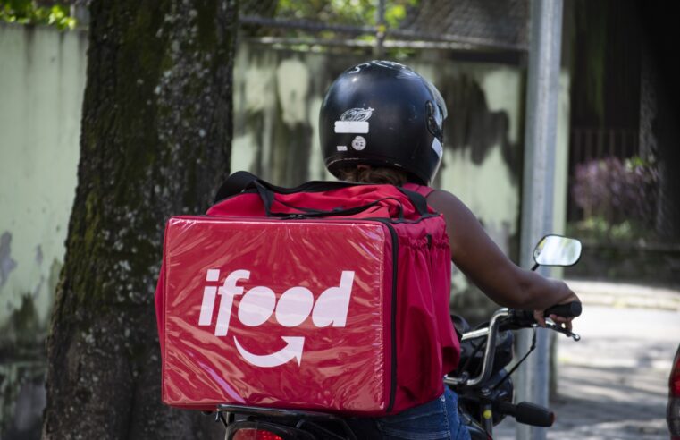 Uber e iFood negociam com governo inclusão na plataforma Celular Seguro
