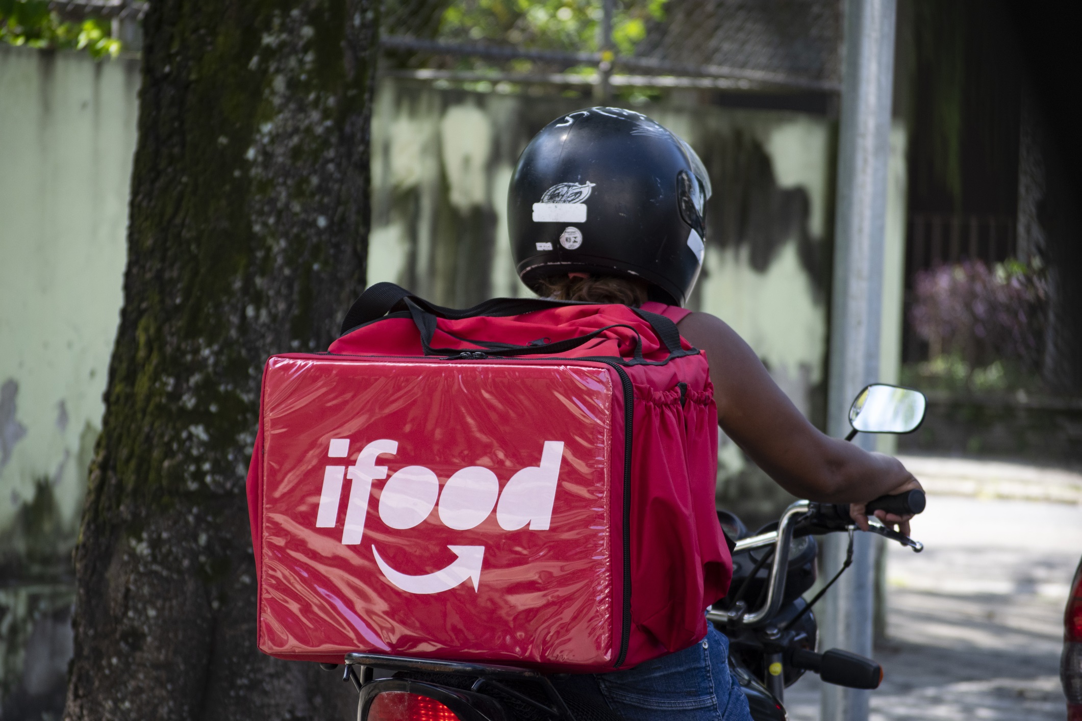Uber e iFood negociam com governo inclusão na plataforma Celular Seguro