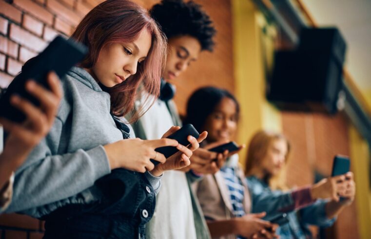 86% dos pais concordam em redução no uso de celular na escola, revela pesquisa