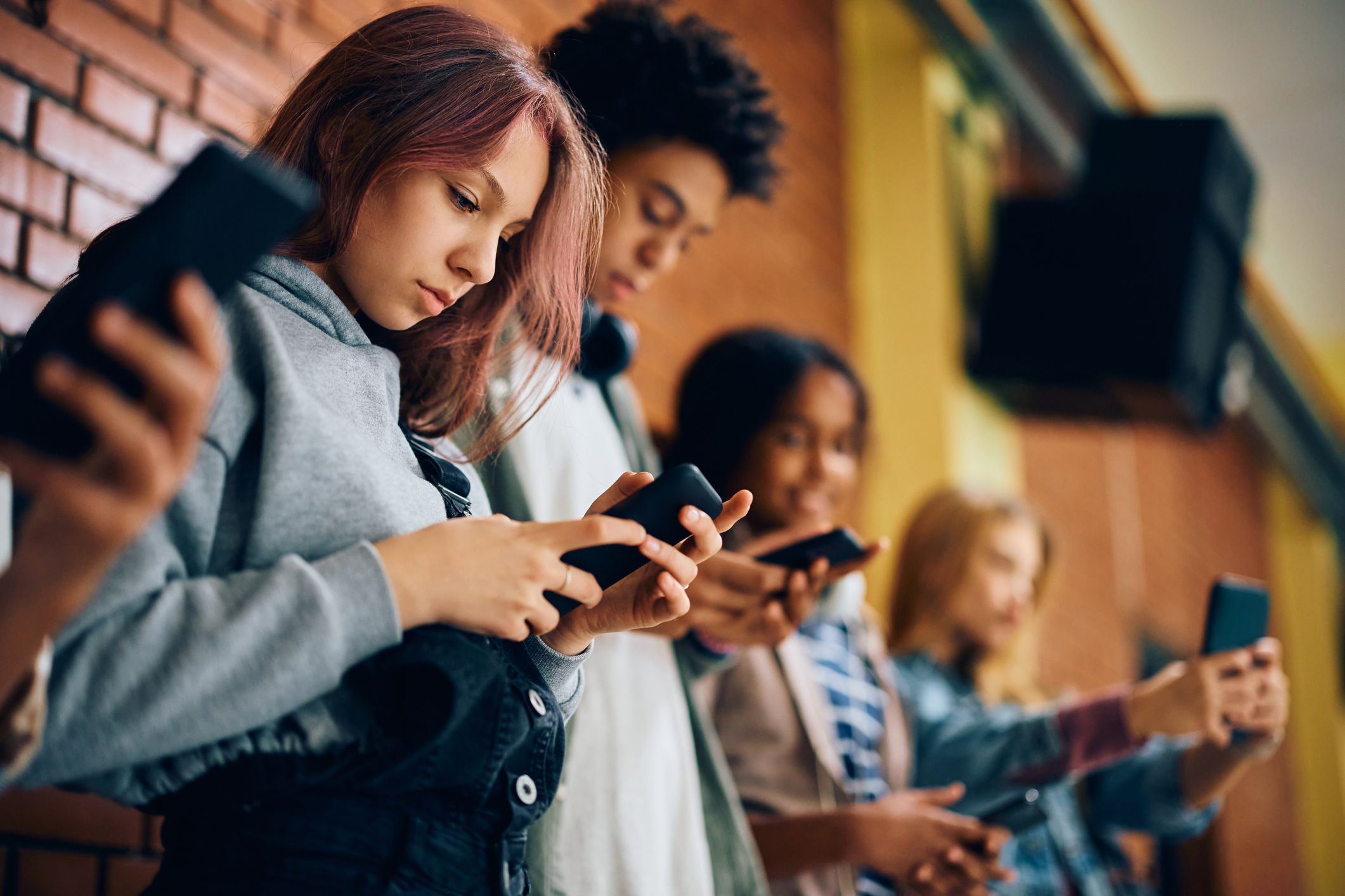 86% dos pais concordam em redução no uso de celular na escola, revela pesquisa