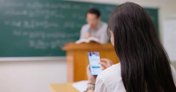 PL que proíbe celulares em escolas de SP é aprovado; veja como fica