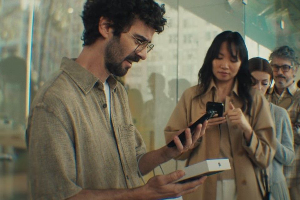 Siga o mestre: Samsung zoa Apple e fãs do iPhone em novo comercial; assista
