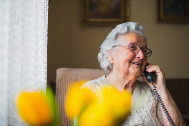 ‘Vovó de IA’ enrola e engana golpistas que agem por telefone