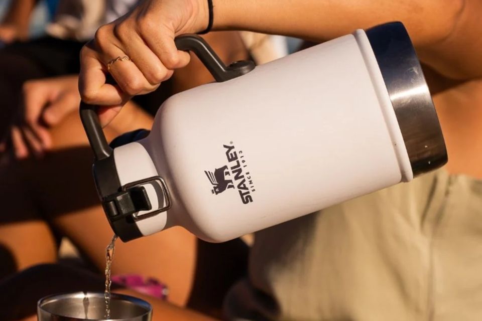 Garrafa Stanley em oferta de Black Friday: 5 opções a partir de R$ 144,50
