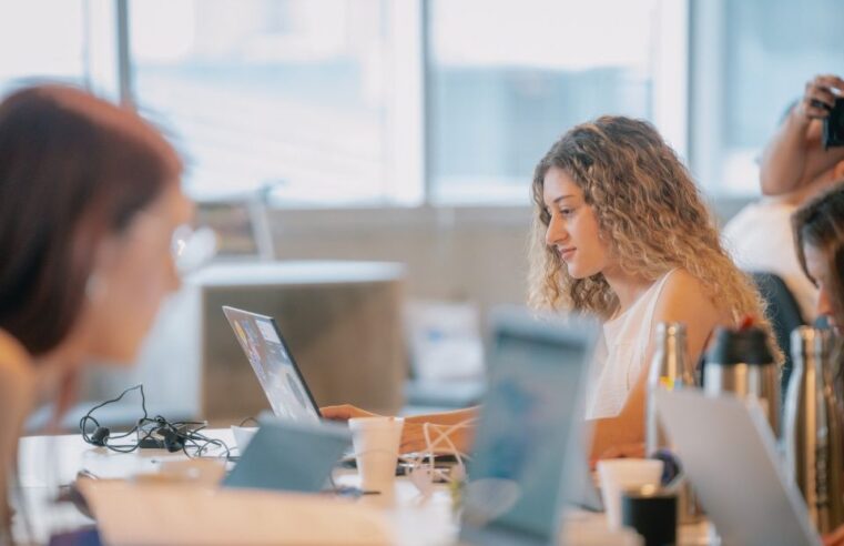 IA, segurança e mais: pesquisa revela setores com mais contratações na área tech
