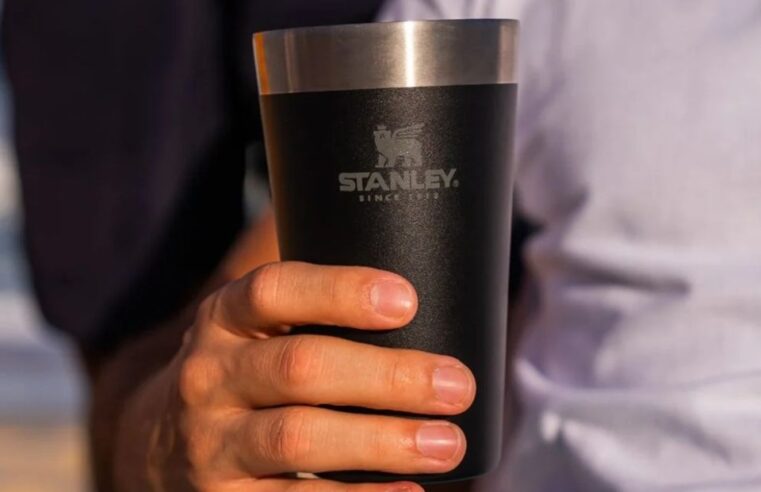 Copo Stanley e mais 9 itens da marca por menos de R$ 150 na Black Friday